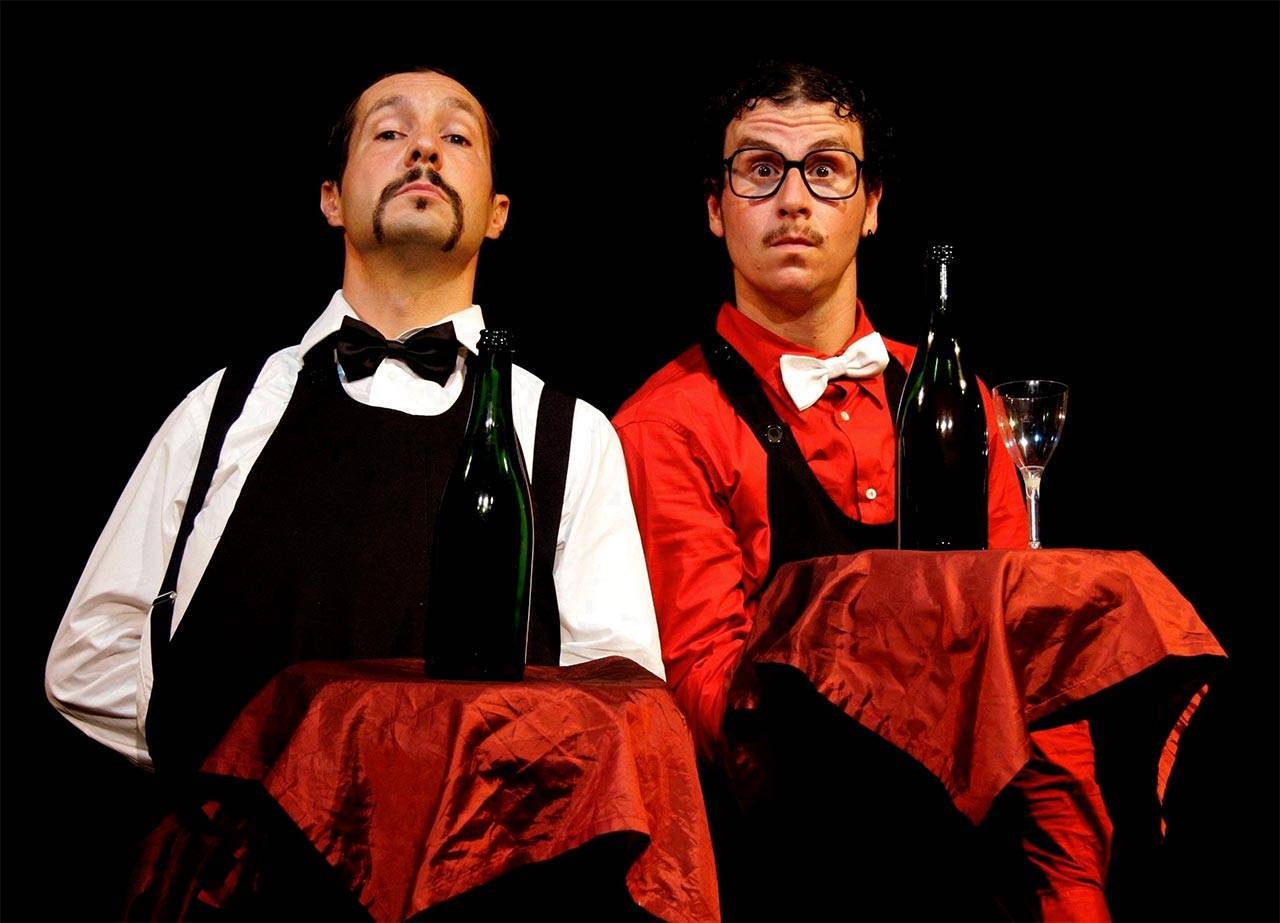 Spettacolo le sommelier, due artisti vestiti da camerieri con vino e calici