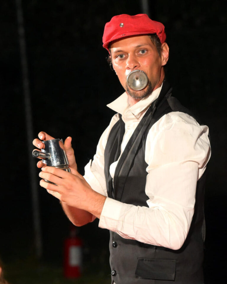 Dario Rigolli in Luna di caffé, spettacolo di circo contemporaneo con acrobatica e giocoleria
